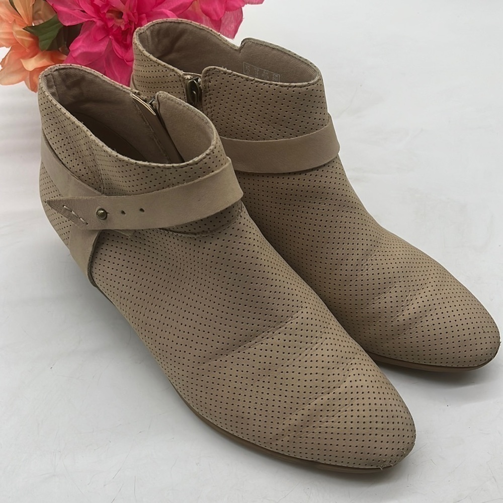 Clarks Collection Tan Leather Ankle Bootie Sz 7.5. MCA1886G